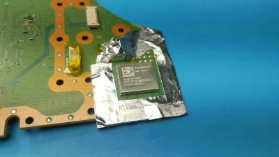 Konsola Playstation 5 nagle przestała widzieć sieci WiFi i rozłączyła połączone z nią pady. Diagnoza wskazała na wadliwy układ WiFi / BT w konsoli.
Po zamontowaniu nowego układu wszystko wróciło do normy. Pojawiły się sieci w menu i można już było połączyć pada.
Konsola naprawiona.