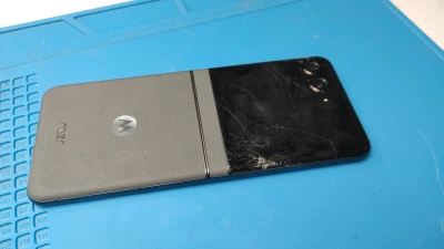 Wymiana zewnętrznego wyświetlacza w Motorola RAZR 50. Wszystko przebiegło tak jak należy i telefon znów wygląda jak nowy.
Replacing the external display on a Motorola RAZR 50. Everything went smoothly and the phone looks brand new again.