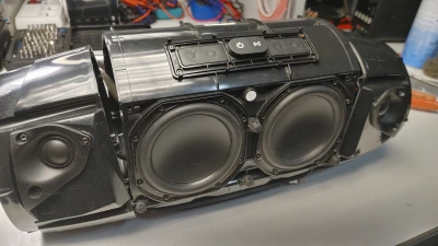 Wymiana baterii w głośniku JBL Boombox. Aby wykonać zadanie trzeba ten głośnik rozłożyć całkowicie i nie jest to wcale takie proste. Wszystko zrobione zgodnie ze sztuką, nowa bateria na miejscu i sprzęt znowu stał się mobilny.