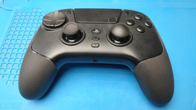 Naprawa pada Razer Raiju V3 PRO. Po mocnym upadku uszkodził się prawy analog typu TMR. Dla klienta specjalnie sprowadziłem go i zamontowałem. Po montażu wymagana była kalibracja oryginalnym oprogramowaniem Razer. Wszystko zrobione i klient w stu procentach zadowolony.