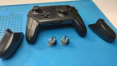 Tym razem wymiana analogów na wersję TMR w Nintendo Switch Pro Controller. Po takim zabiegu zapomnijcie o dryfcie na zawsze .Po montażu oczywiście obowiązkowa kalibracja drążków na konsoli i już można grać.